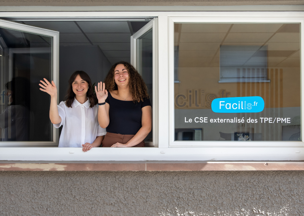 Facilis CSE externalisé avantages accompagnement Equipe de CSE externalisé souriante et prête à accompagner clients.